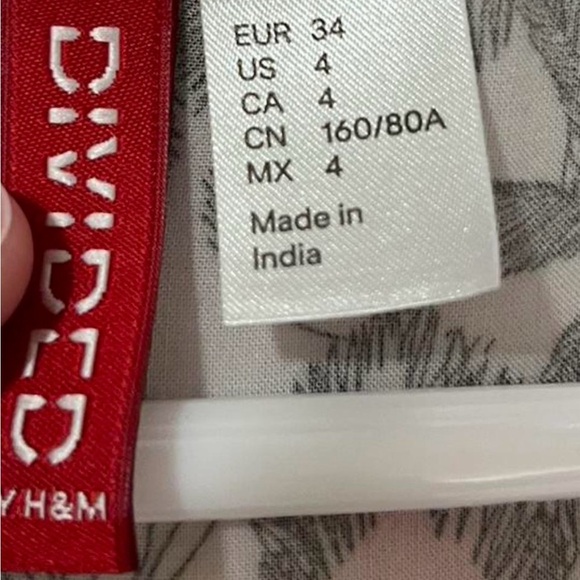 H&M Divided Junior's Floral Sleeveless Button Tank Top Scoop Neck Casual Size 4 - Picture 2 of 3